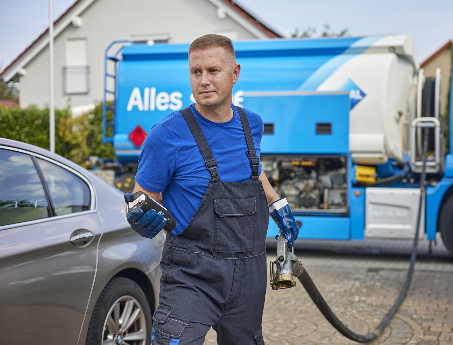 Mitarbeiter von Berg Energie im Einsatz vor einem Aral-Lkw