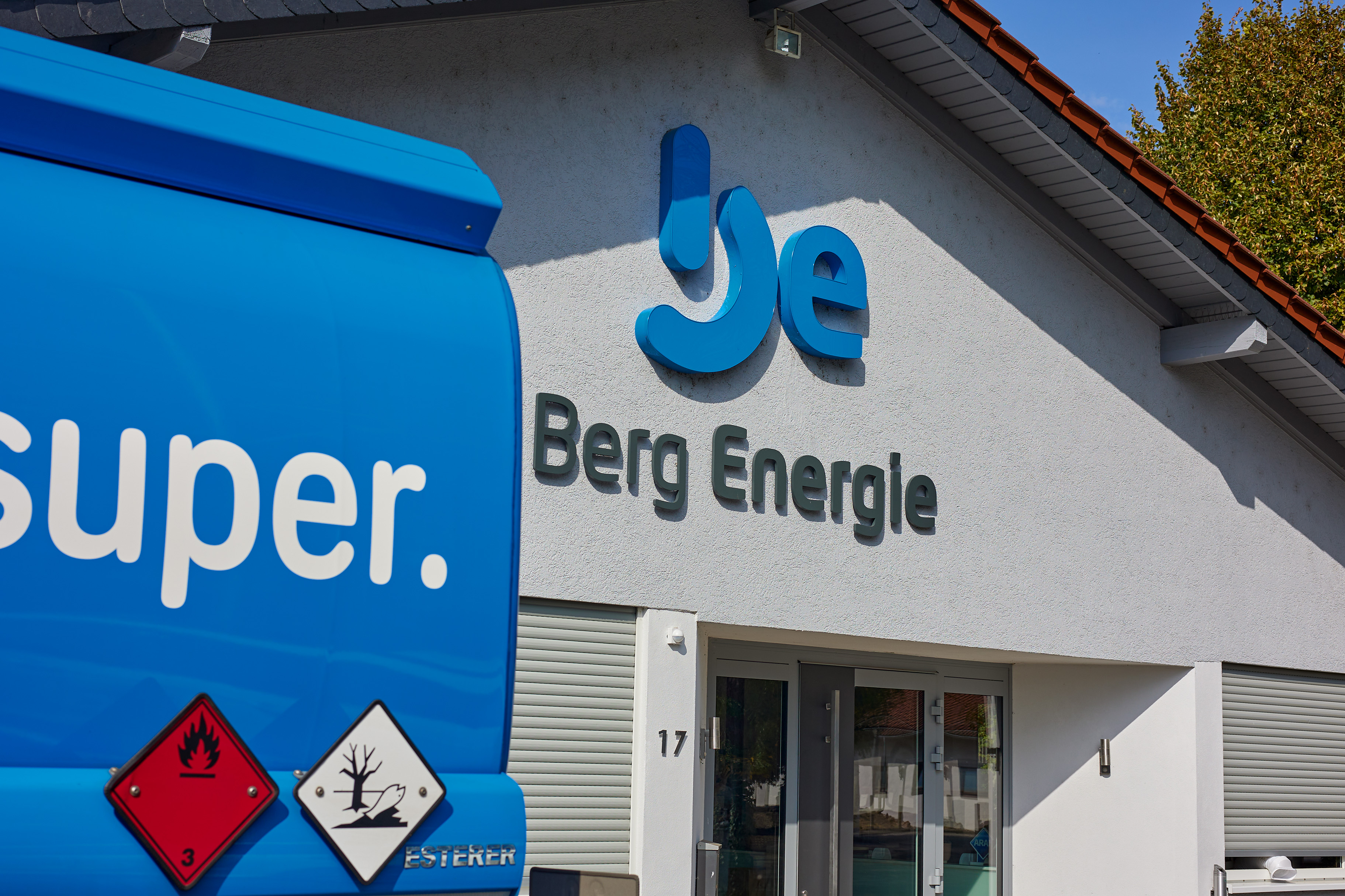 Kontakt Ausschnitt eines Fahrzeugs vor dem Firmengebäude von Berg Energie