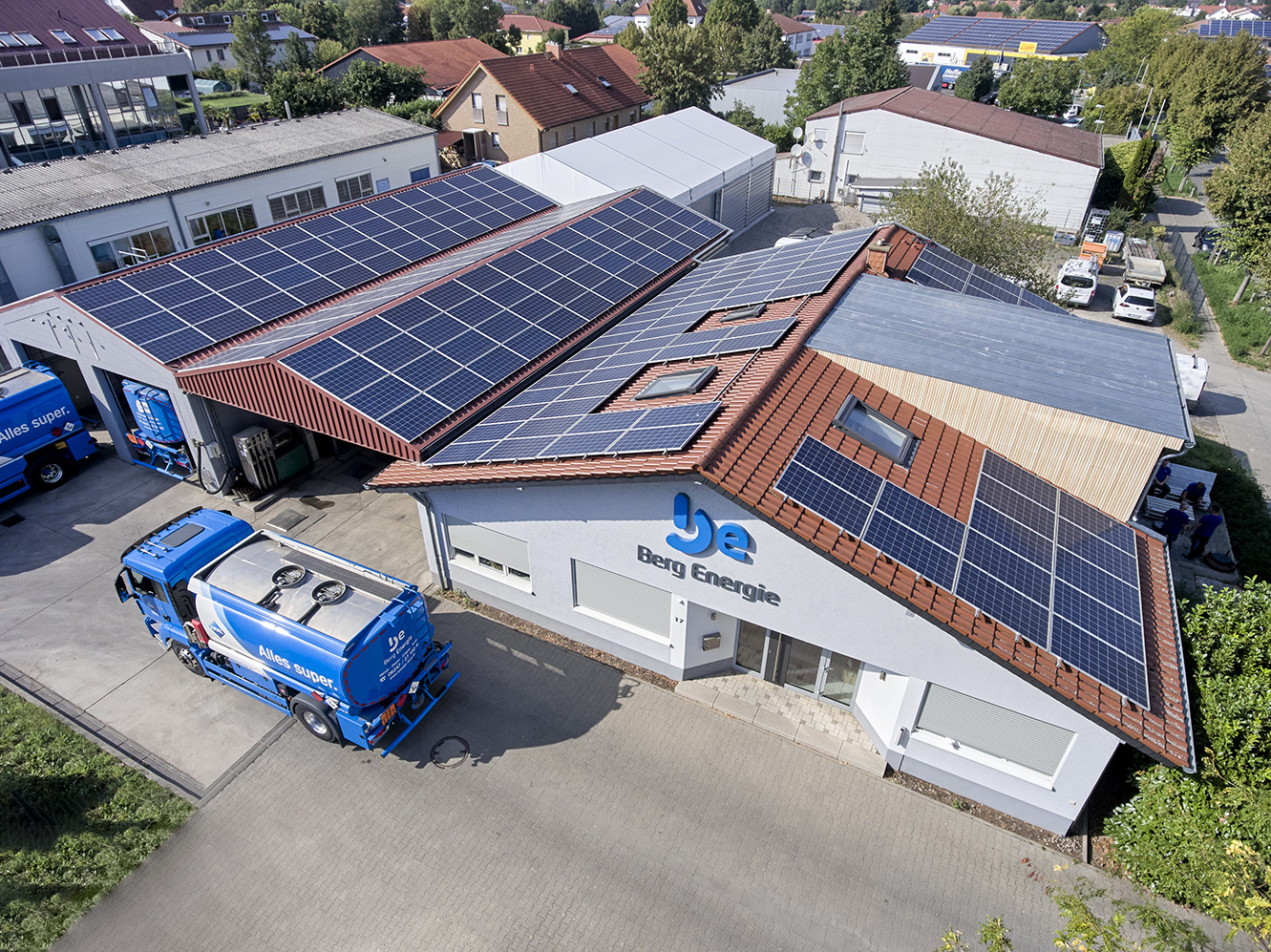Luftaufnahme des Berg Energie Komplexes mit Solarmodulen auf den Dächern